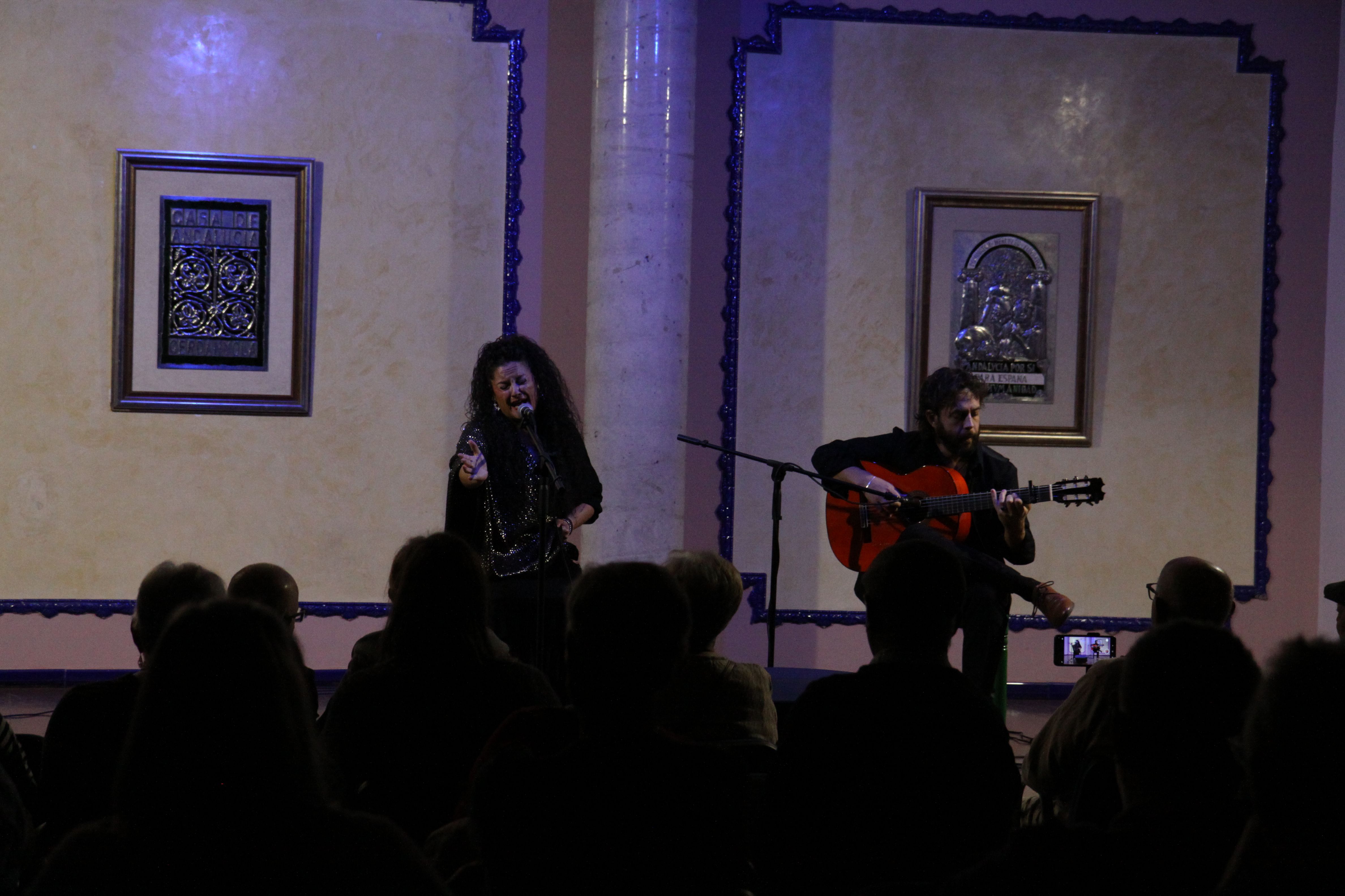 Un moment d'intensitat i emoció en el cante de Rocio Segura López durant l'actuació de cloenda. Foto: Laia Jubany