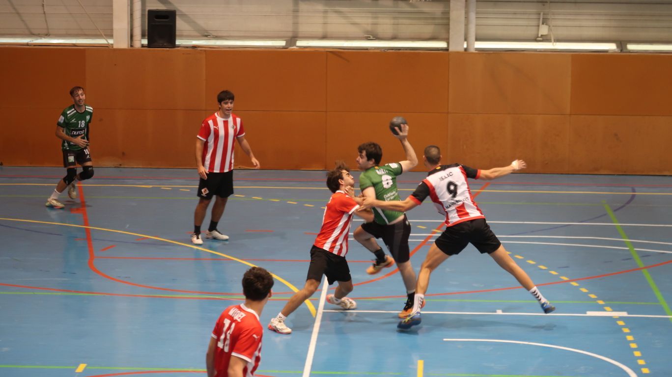 Un jugador del Nuroil Cerdanyola intenta superar la defensa del CH Vic. Foto: Club Handbol Cerdanyola