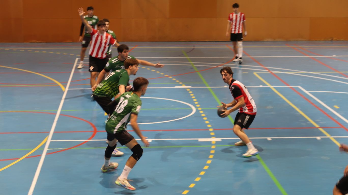 Els jugadors del Nuroil Cerdanyola defensen una acció del CH Vic. Foto: Club Handbol Cerdanyola