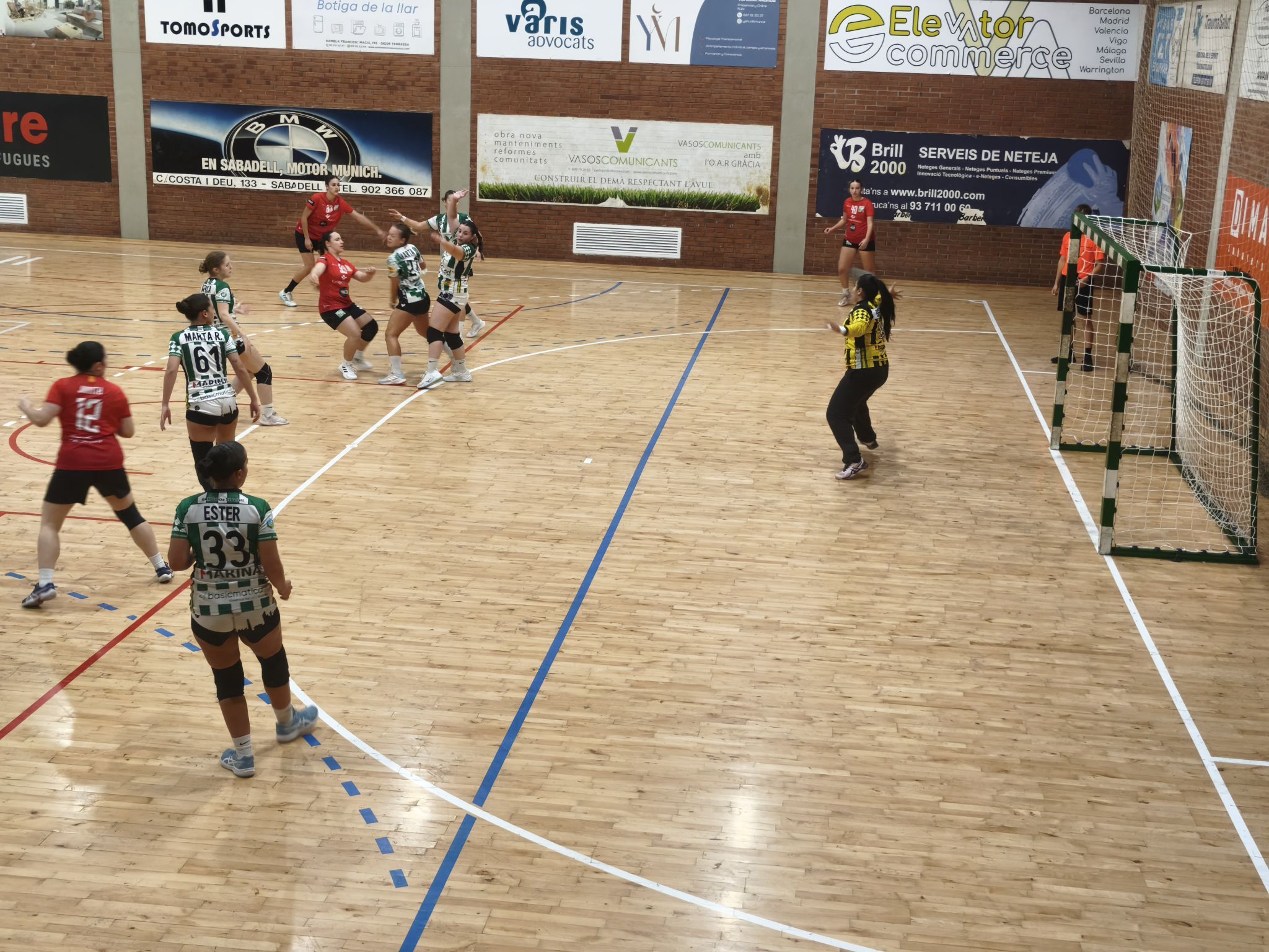 Una acció ofensiva del G&P Auditors Cerdanyola davant la defensa de l'OAR Gràcia Sabadell. Foto: Club Handbol Cerdanyola