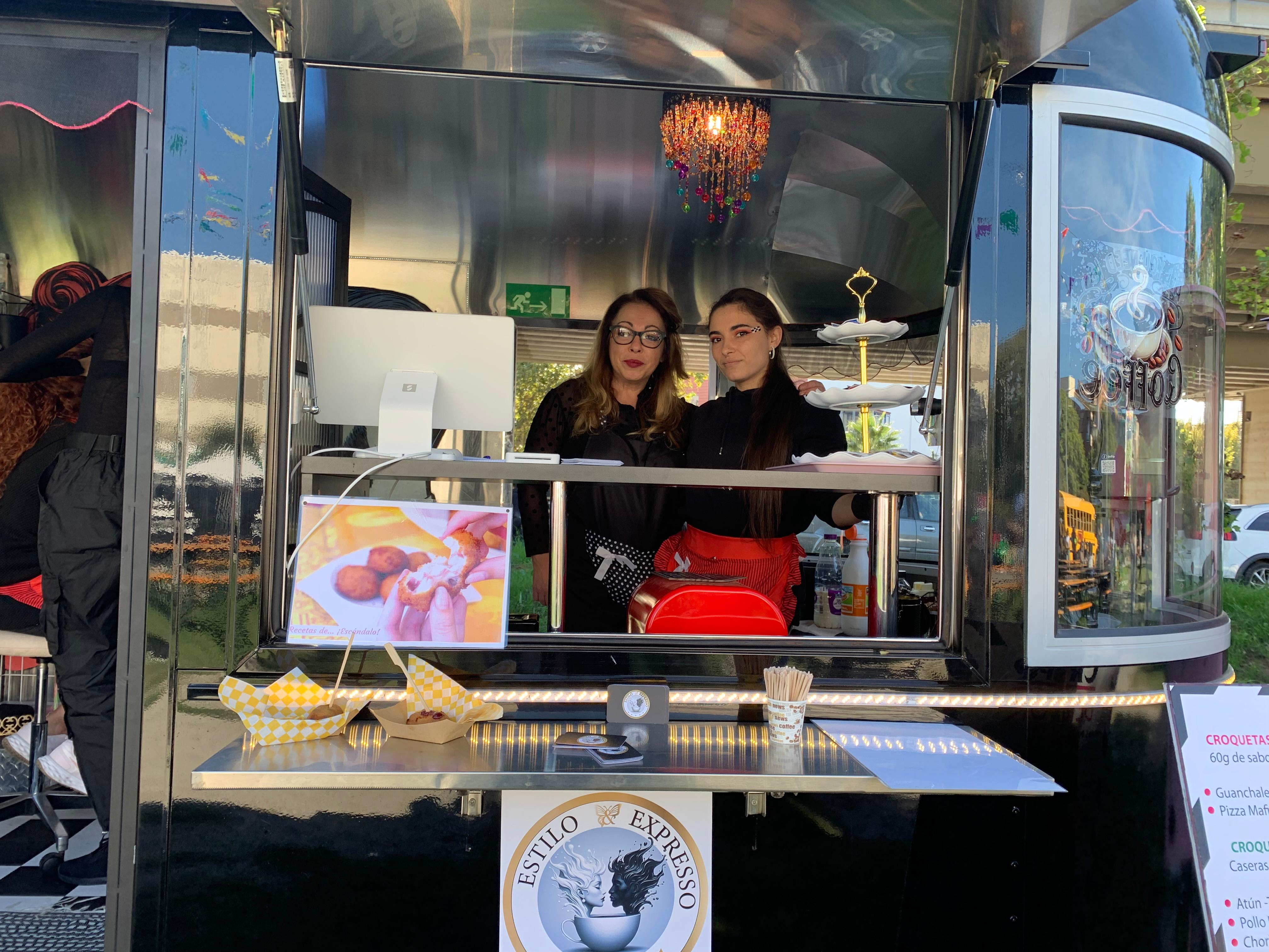 Mònica Montull i la seva filla Luna, a la nova food truck Estilo Expresso. FOTO: Judit Josa