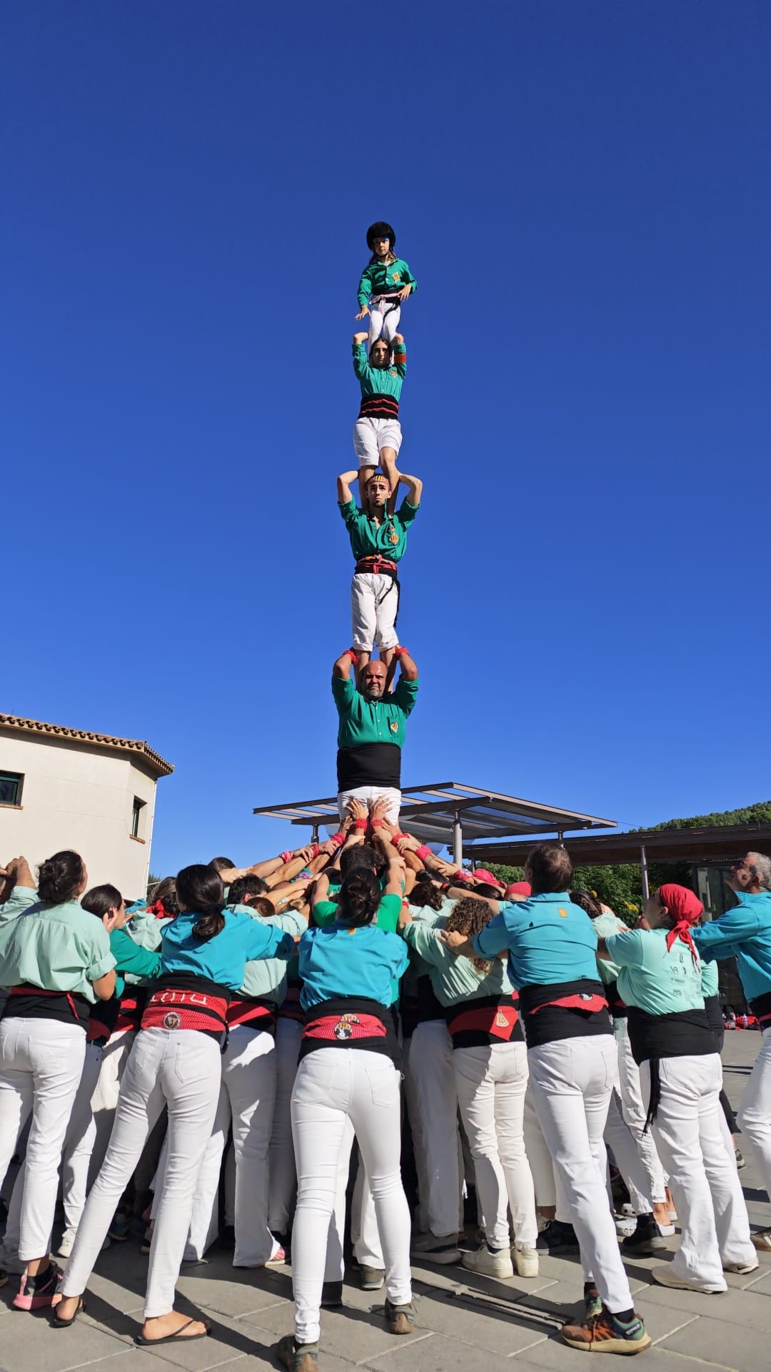 Els Castellers de Cerdanyola durant la XV Diada dels Vailets de Gelida. FOTO: Castellers de Cerdanyola