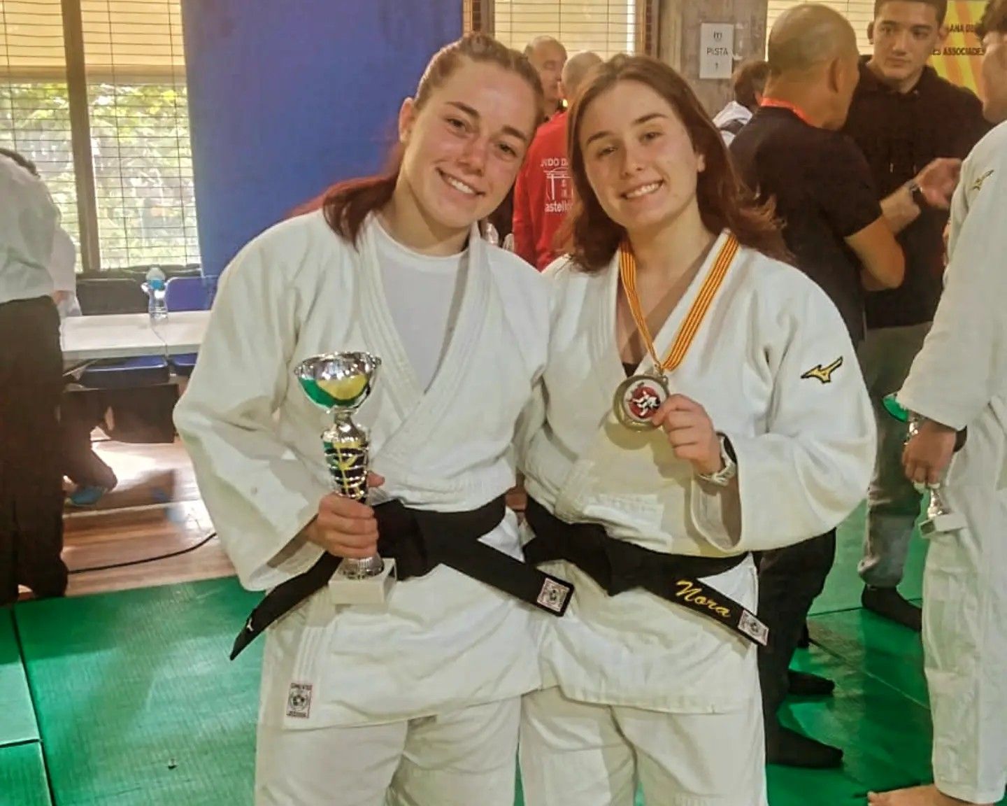 Elena Enrique, 2ª posició, i Nora Soriano, 3ª posició, del Campionat de Catalunya Junior. Foto: Cedida pel Cerdanyola Judo