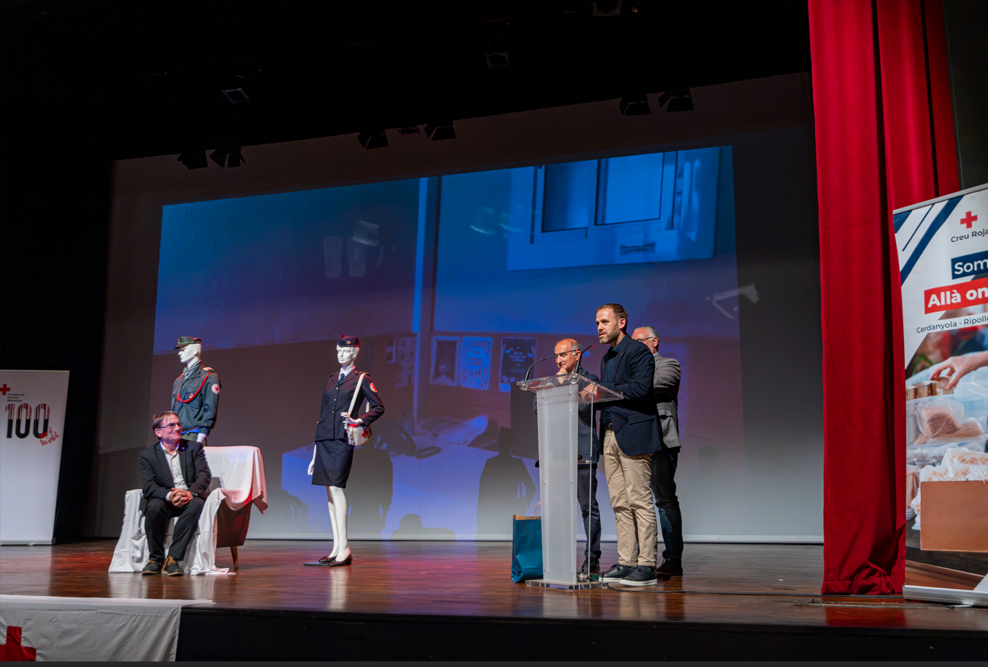 L'alcalde de Cerdanyola, Carlos Cordón, durant la seva intervenció a l'homenatge a César Martínez al Teatre Ateneu. FOTO: Creu Roja