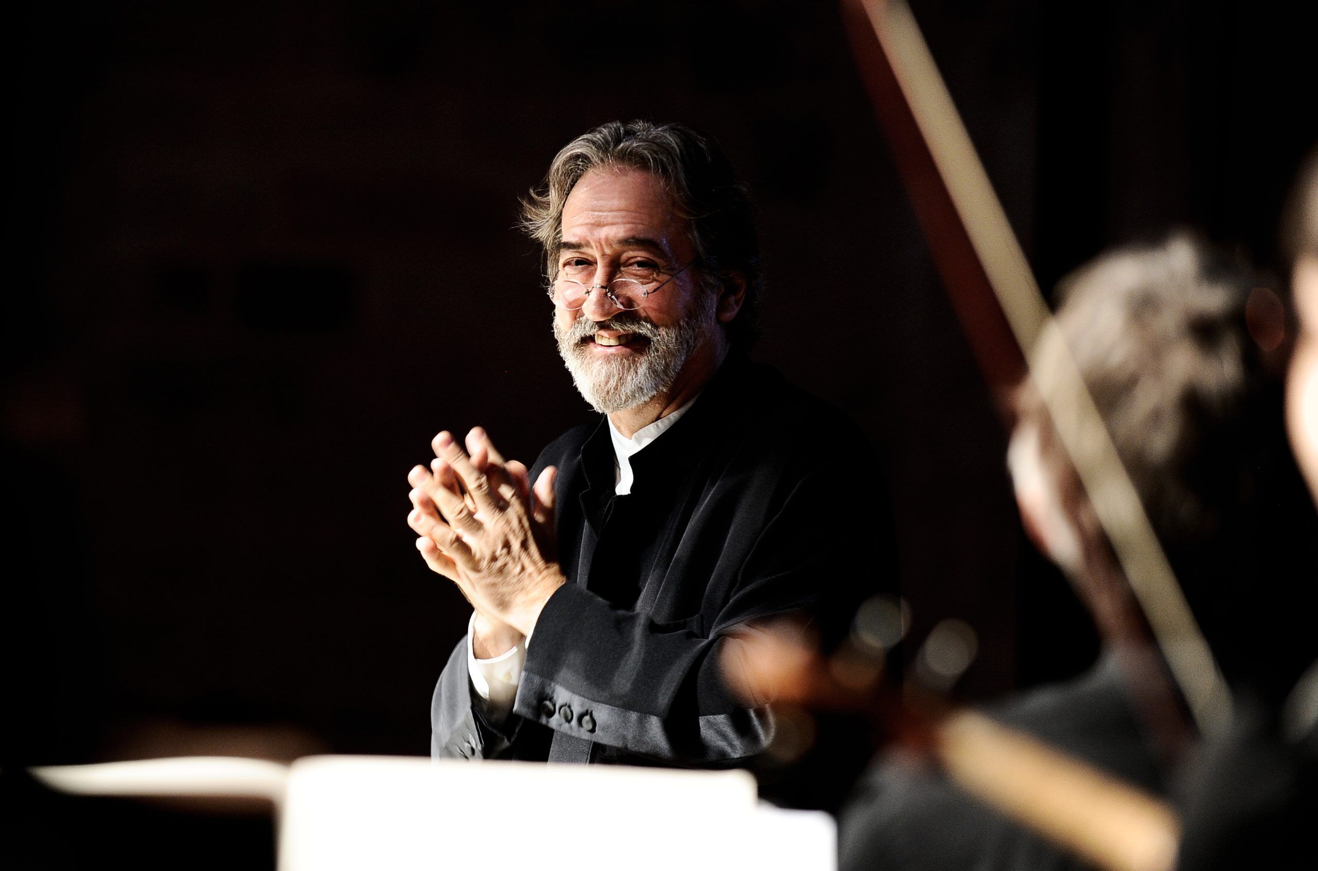 Jordi Savall dirigint una actuació musical. FOTO: Web oficial de Jordi Savall © David Ignaszewski 