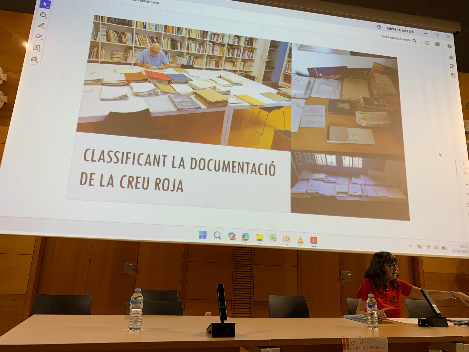 Marta Argelagués explica la classificació de l'arxiu de la Creu Roja durant les II Jornades d'Arxius i Recerca Local. FOTO: JJR