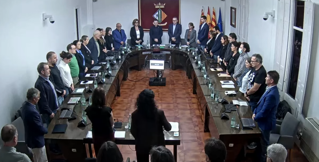 Minut de silenci al ple de Cerdanyola per les víctimes de l'accident ferroviari de Toledo.
