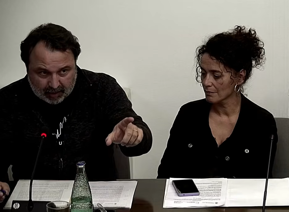Albert Turon i Isabel Cruz, regidors d'ERC, durant el debat sobre el destí del superàvit municipal. FOTO: Captura de la retransmissió del ple / Youtube Ajuntament de Cerdanyola.