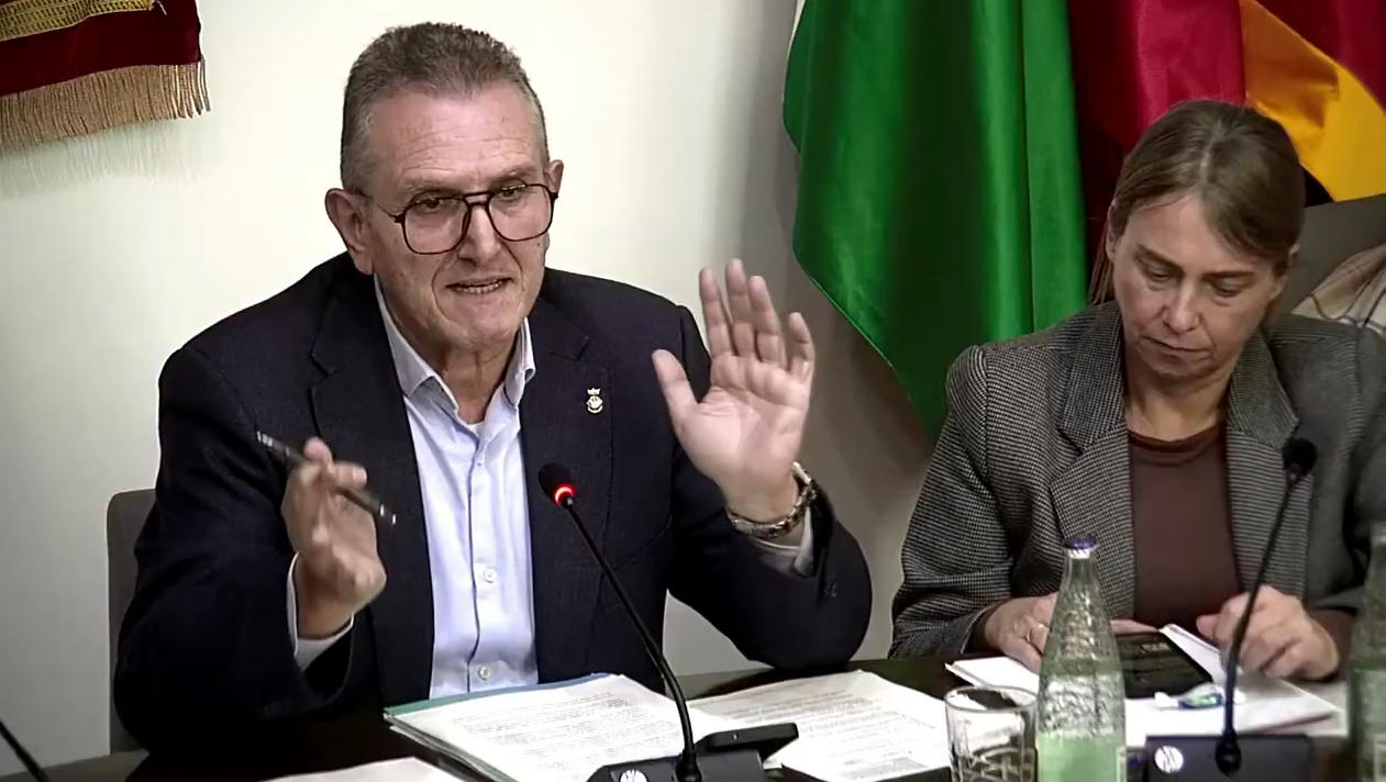 Javier Sánchez (PSC), al costat de Sònia Rodríguez, durant la defensa de la modificació pressupostària. FOTO: Captura de la retransmissió del ple / youtube Ajuntament de Cerdanyola.