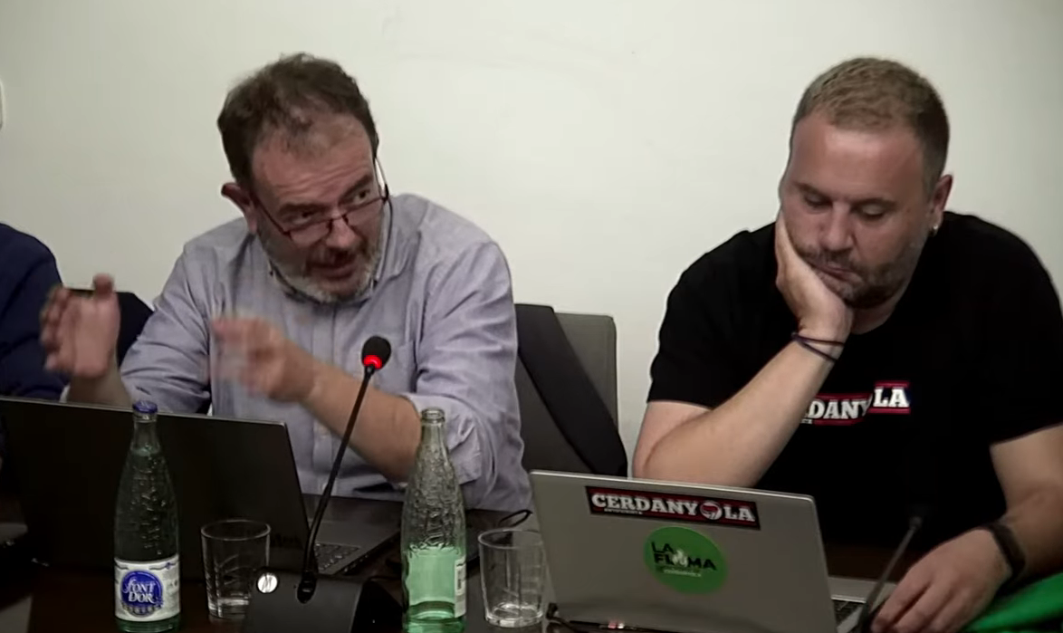 Joan Sánchez Braut (Junts), durant la seva intervenció, al costat d'Adrià Guimerà (Guanyem). FOTO: Captura de la retransmissió del ple / Youtube Ajuntament de Cerdanyola.